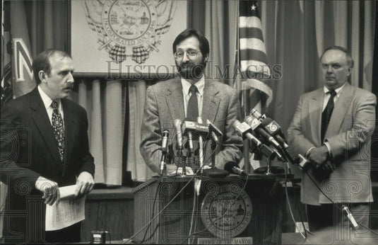 1993 Press Photo Paul Nannis, Jeff Davis & Jim Kaminski at news press conference - Historic Images