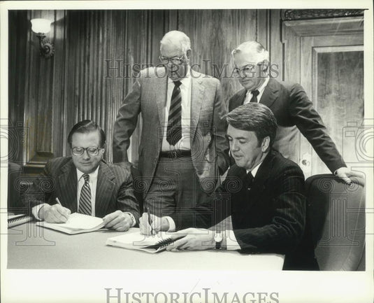 1982 Press Photo Northwestern Mutual Life insurance merges with Regis Group Inc. - Historic Images