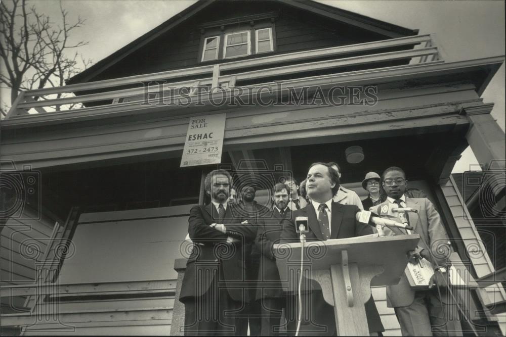 1987 Press Photo Senator Robert W. Kasten Jr at rehabilitated home, Milwaukee - Historic Images