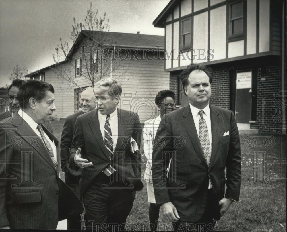 1990 Press Photo HUD Secretary Jack F. Kemp tours Housing, Wisconsin - mjb77234 - Historic Images