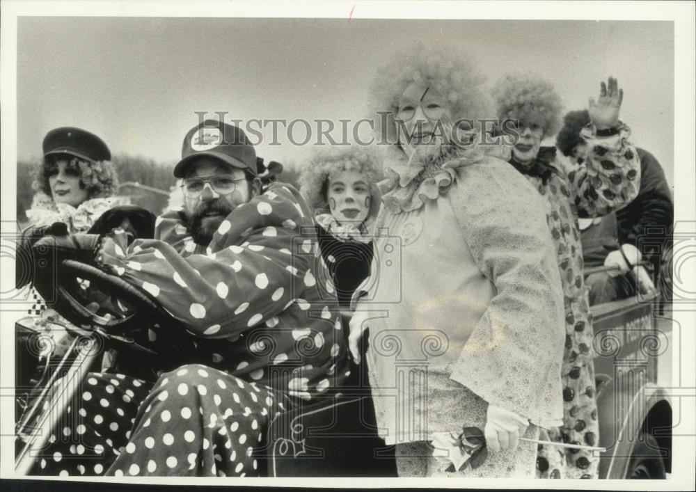 1990 Press Photo American Legion Post 294 clowns, St. Patrick&#39;s Day Parade, Erin - Historic Images