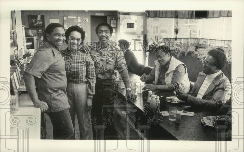 1983 Press Photo Will Perkins Sr., &amp; family in the restaurant they operate in WI - Historic Images