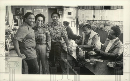 1983 Press Photo Will Perkins Sr., & family in the restaurant they operate in WI - Historic Images