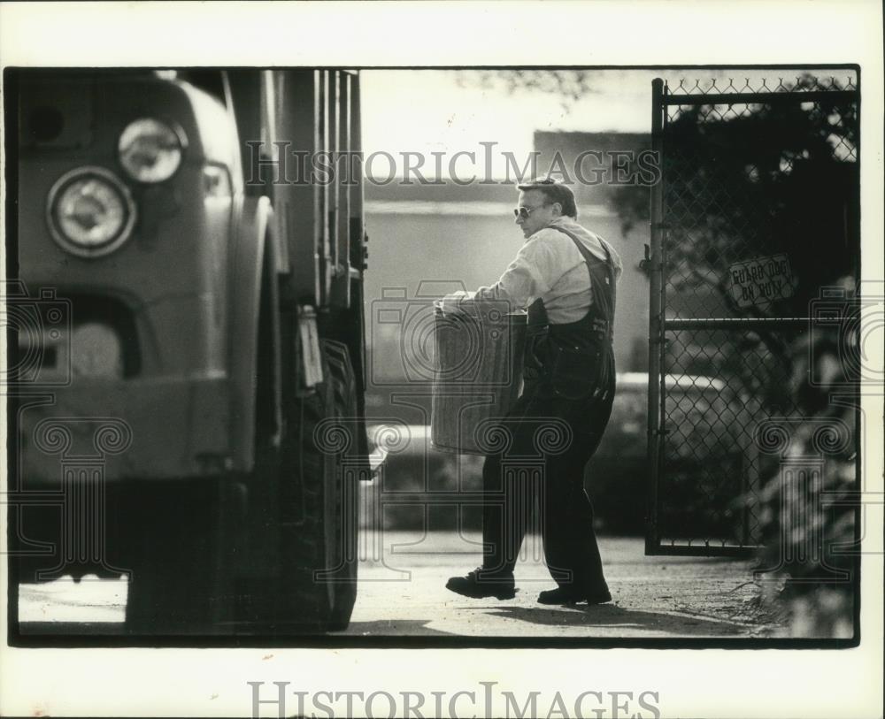 1981 Press Photo Radio personality Larry (The Legend) Johnson hauled trash - Historic Images