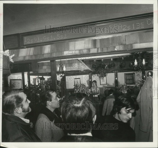 1979 Press Photo Customers at John Hawk's pub watch stock quotes, Milwaukee - Historic Images