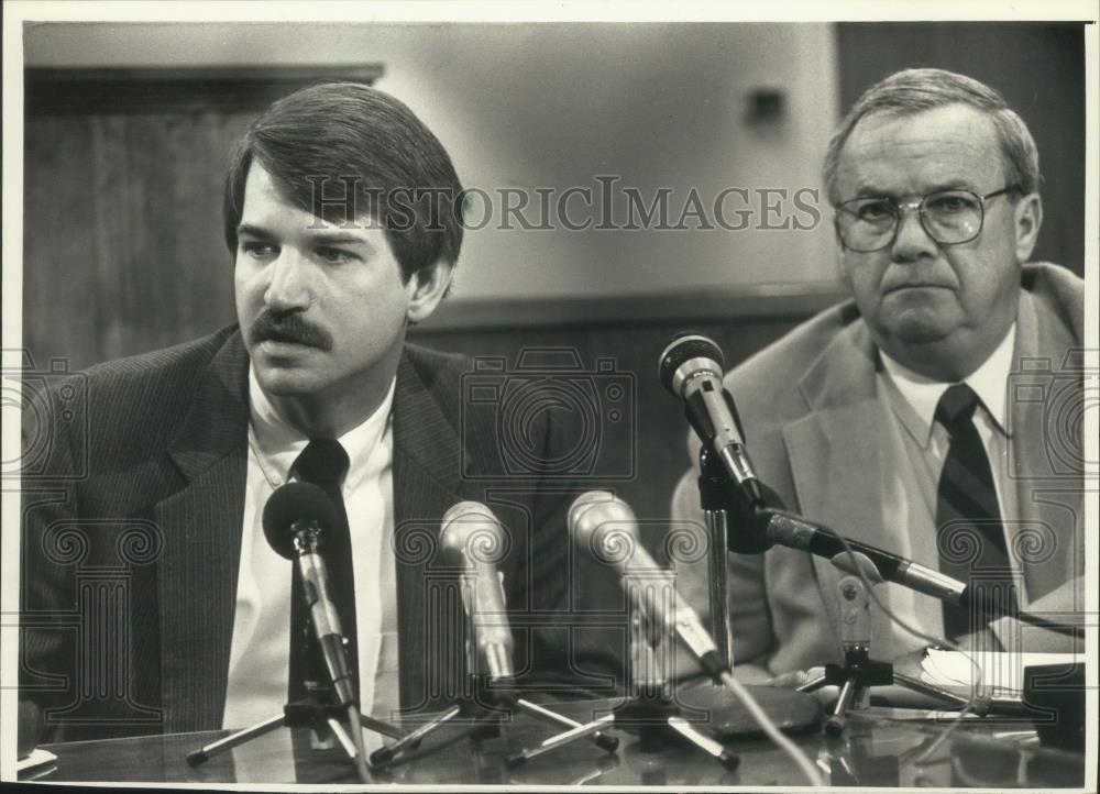 1988 Press Photo Dodge County, Wisc. District Attorney &amp; lawyer, news conference - Historic Images