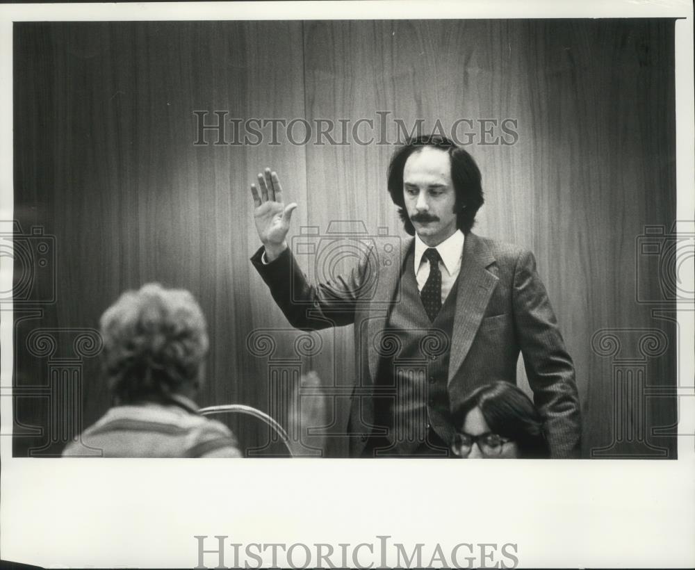 1978 Press Photo Charles Phillips Attorney, raises hand at Amaro trial. - Historic Images