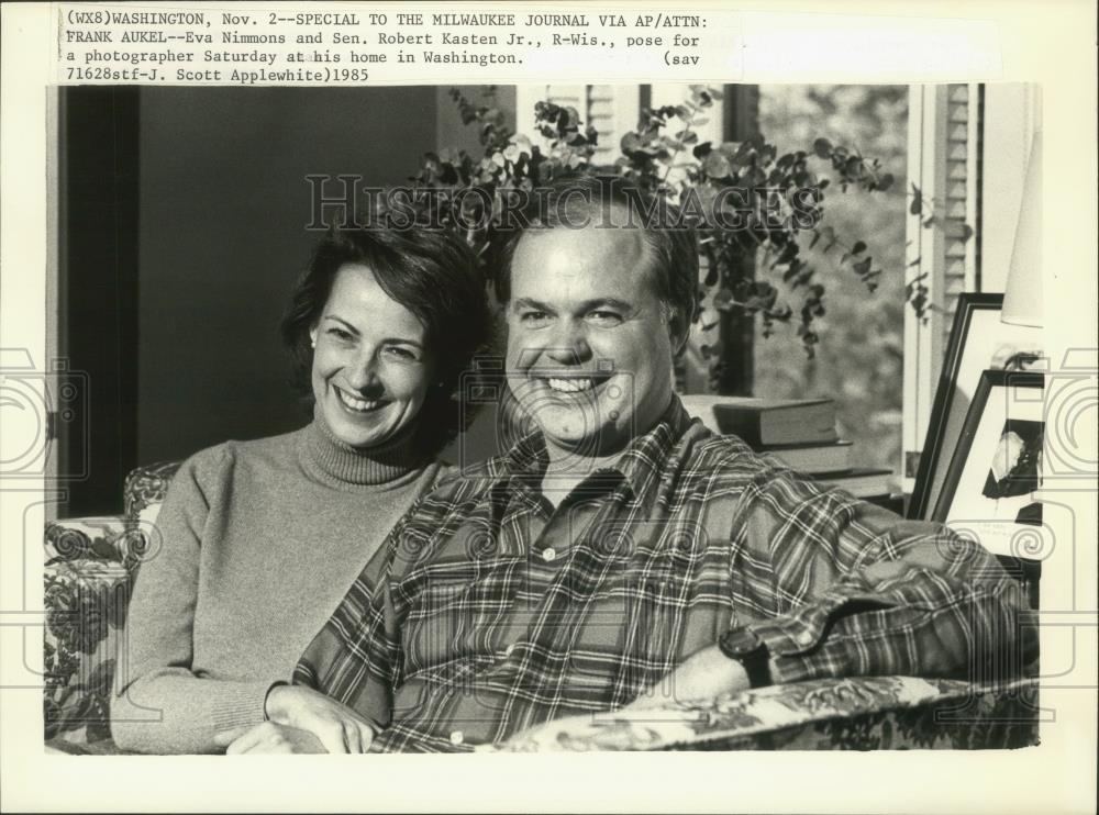 1985 Press Photo Senator Robert Kasten, Jr and wife smile for camera at home. - Historic Images