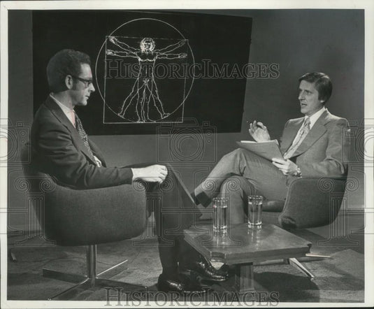 1978 Press Photo Dr. Tim Johnson interviews Dr. John Melvin at studio, Milwaukee - Historic Images