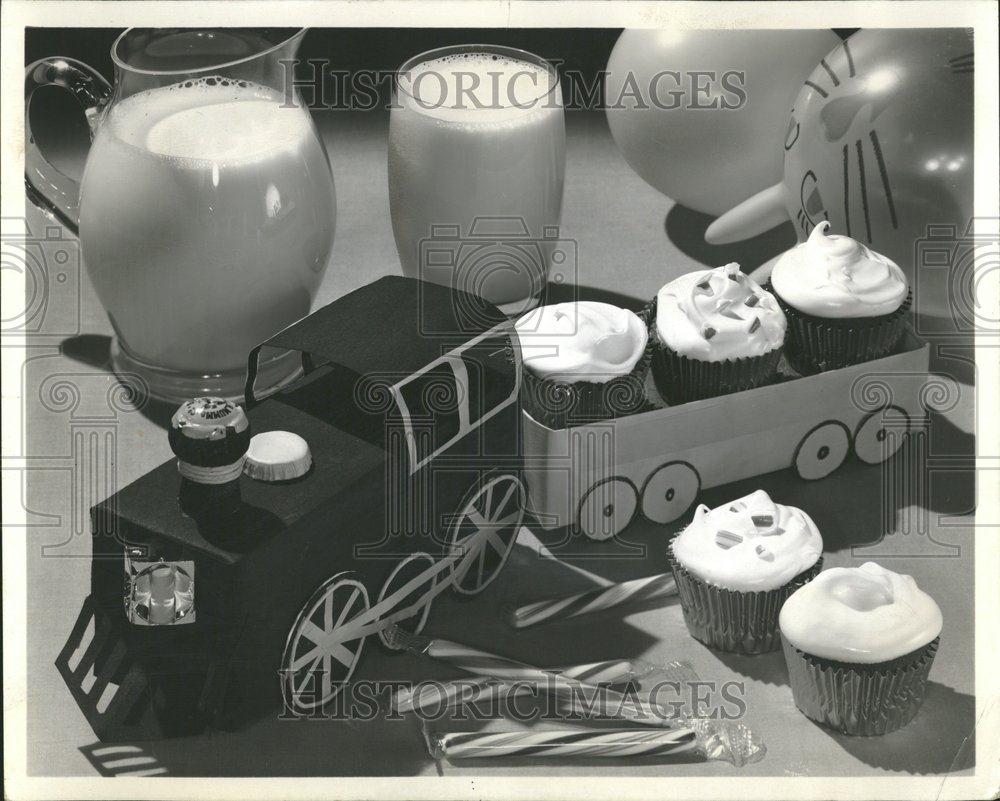 1967 Press Photo Children Choo Choo Cupcakes Too Little - RRV41381 - Historic Images