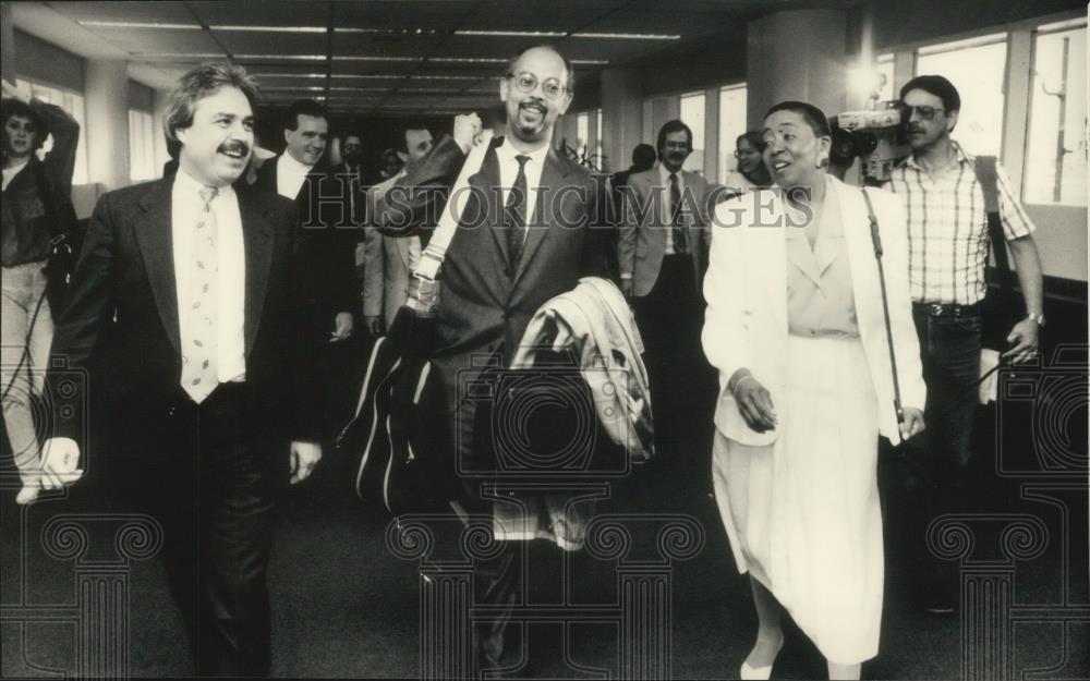 1988 Press Photo Robert Peterkin at Airport with John Peterkin and Joyce Mallory - Historic Images