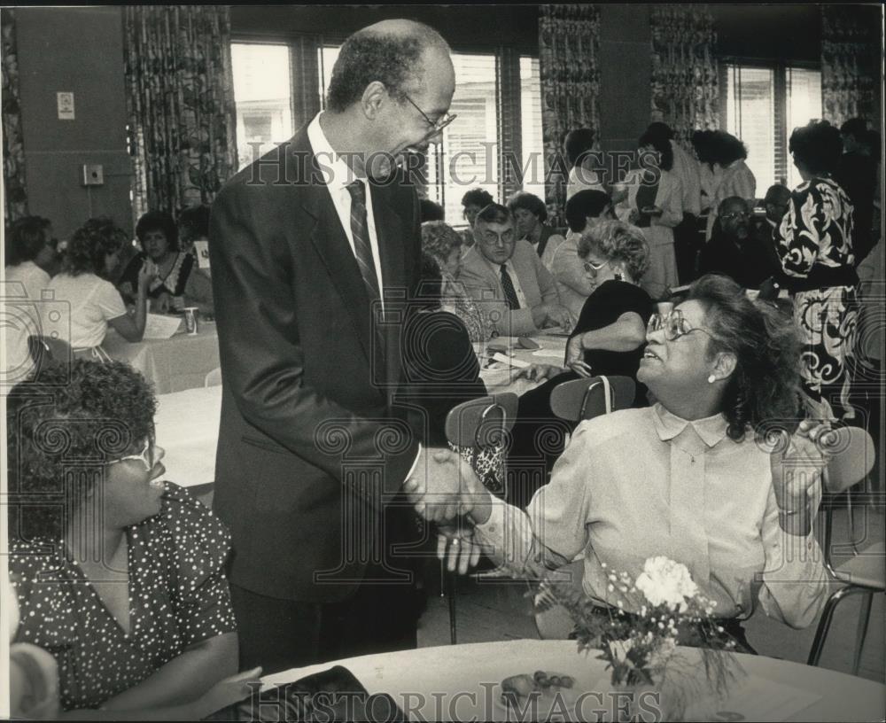 1988 Press Photo Robert Peterkin, New Superintendent, Greets Josephine Carter - Historic Images