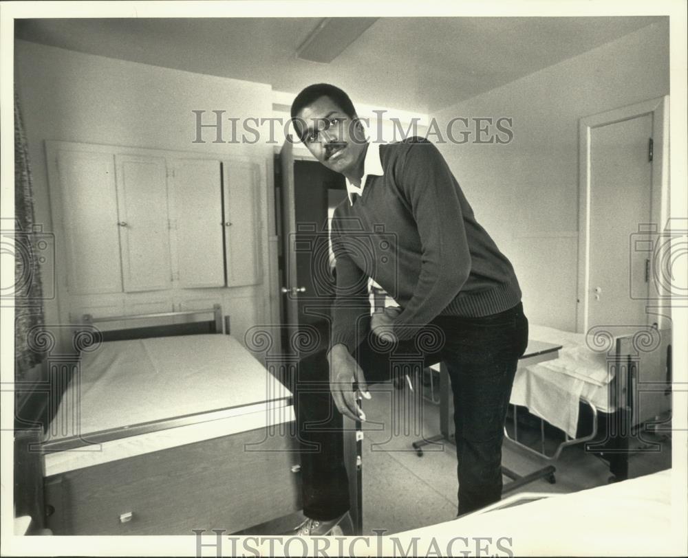 1988 Press Photo Clarence Johnson, director of Tellurian, detoxification center - Historic Images