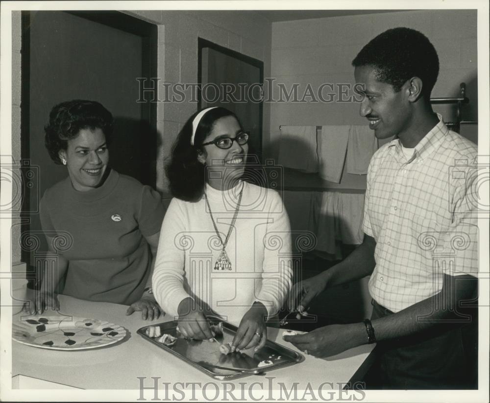 Press Photo Members of UW-Milwaukee Diner International - mjb77626 - Historic Images