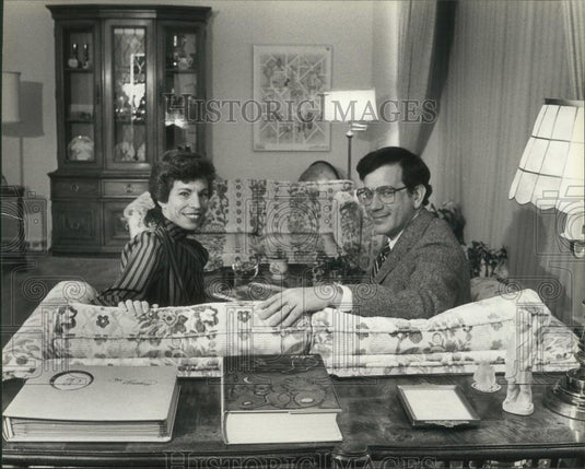1982 Press Photo Beverly & J. Lewis Perlson in Bayside, Wisconsin home - Historic Images