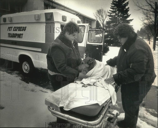 1990 Press Photo Jean & Nancy Shroff transport a dog in Milwaukee Pet Express - Historic Images
