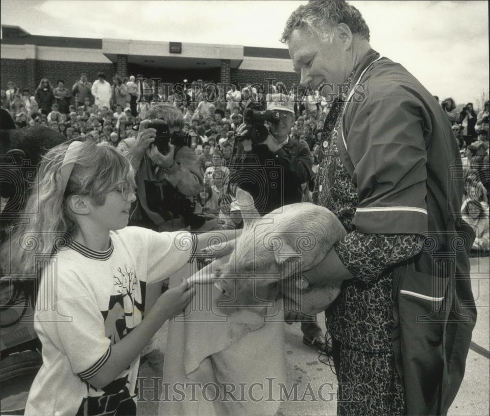 1991 Press Photo Principal &amp; student dry off pig in Oak Creek, Wisconsin school - Historic Images