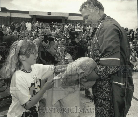1991 Press Photo Principal & student dry off pig in Oak Creek, Wisconsin school - Historic Images