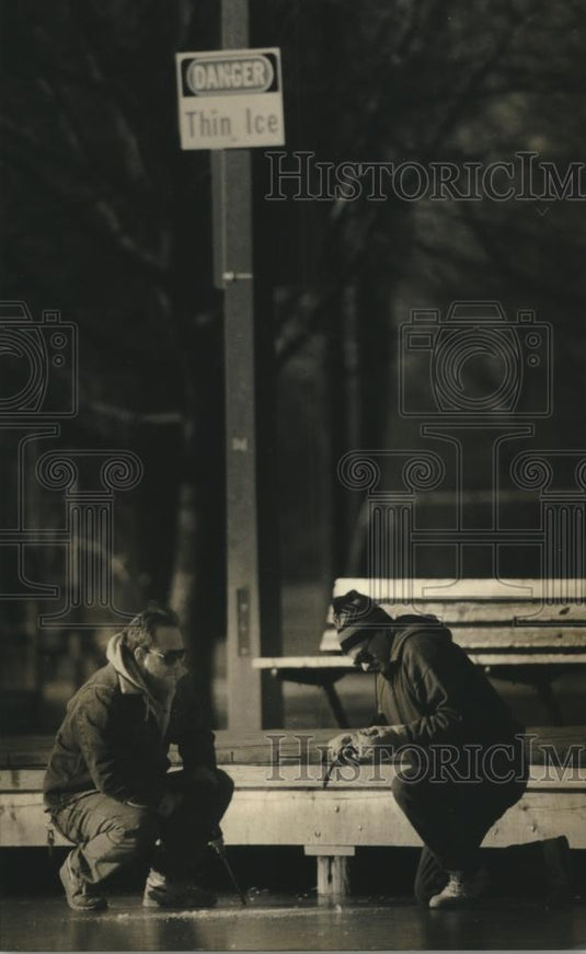 1993 Press Photo Milwaukee workers measuring ice depth at Humboldt Park lagoon - Historic Images