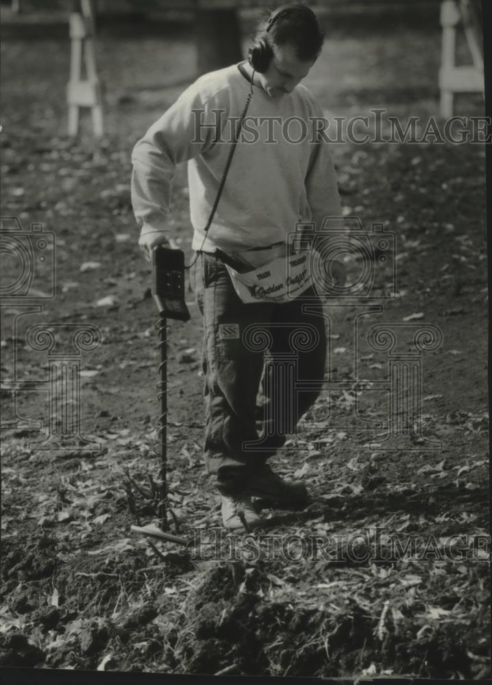 1994 Press Photo Pete Dorn using metal detector to find coins at Humboldt Park - Historic Images