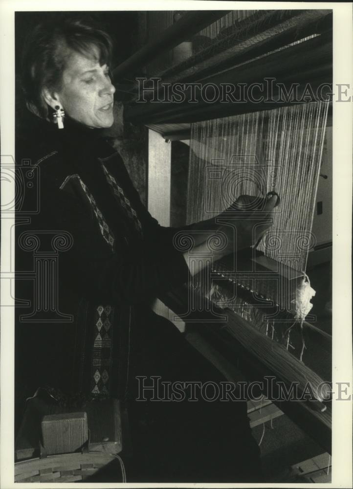 1993 Press Photo Artist Sue John demonstrates weaving in Mineral Point Studio - Historic Images