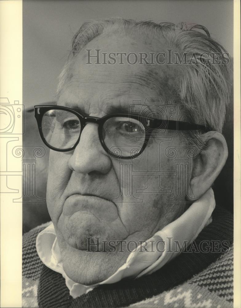 1983 Press Photo Milwaukee retired police chief, Howard Johnson. - mjb77811 - Historic Images