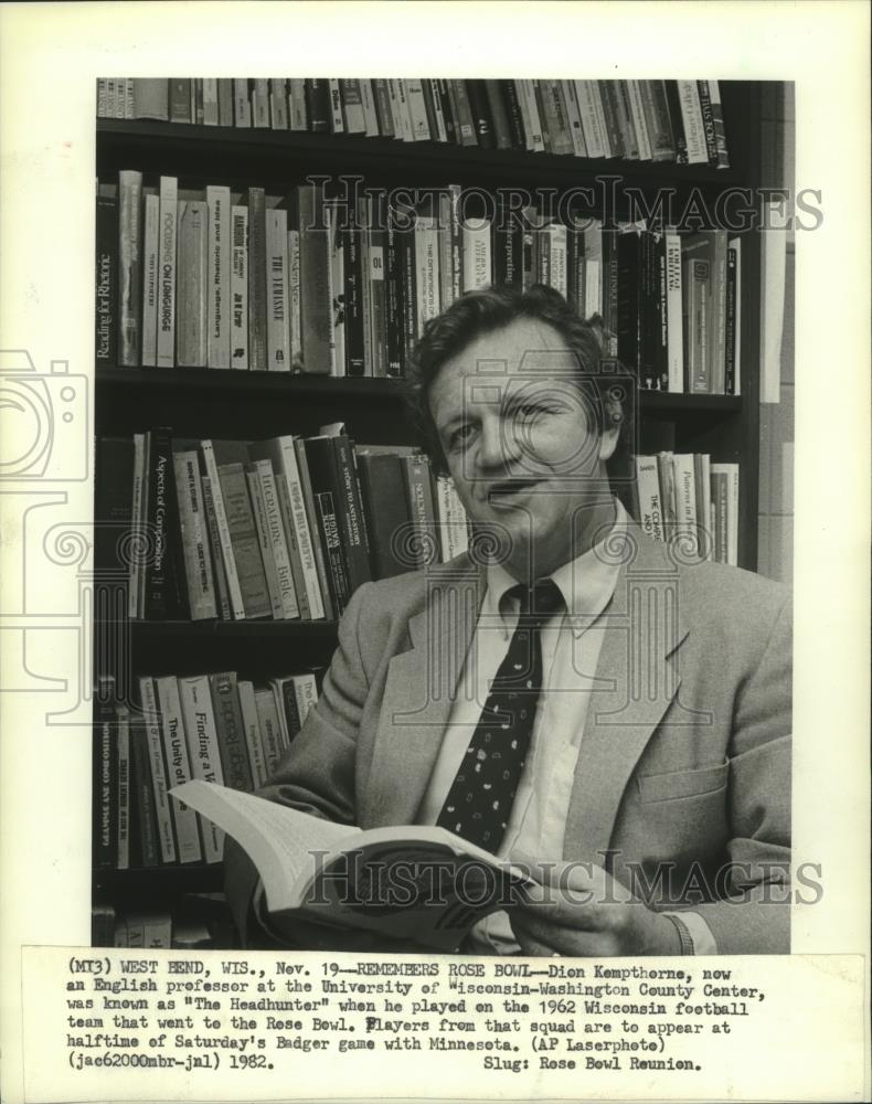 1982 Press Photo Former football player and professor Dion Kempthrone in library - Historic Images