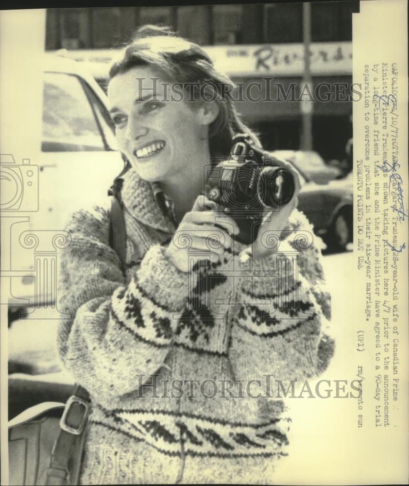 1977 Press Photo Margaret Trudeau, wife of Canadian PM taking pictures in Ottawa - Historic Images