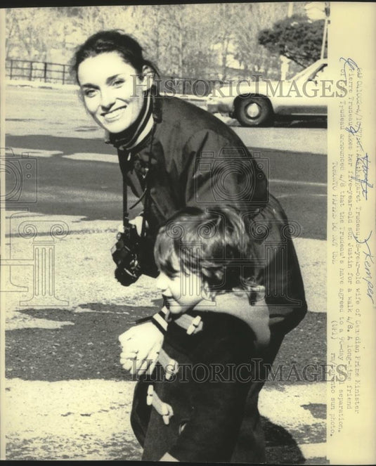 1977 Press Photo Canadian Prime Minister Trudeau's wife Margaret & son Justin - Historic Images