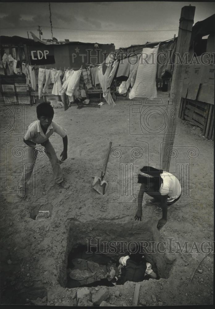 1991 Press Photo Children are playing in a garbage dump in Juarez Mexico - Historic Images