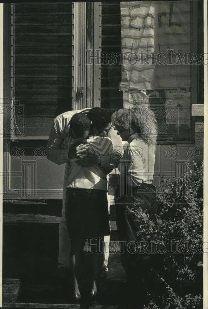 1990 Press Photo Scott Clark, grandson of Earl Hutchins hugs youngest daughter - Historic Images