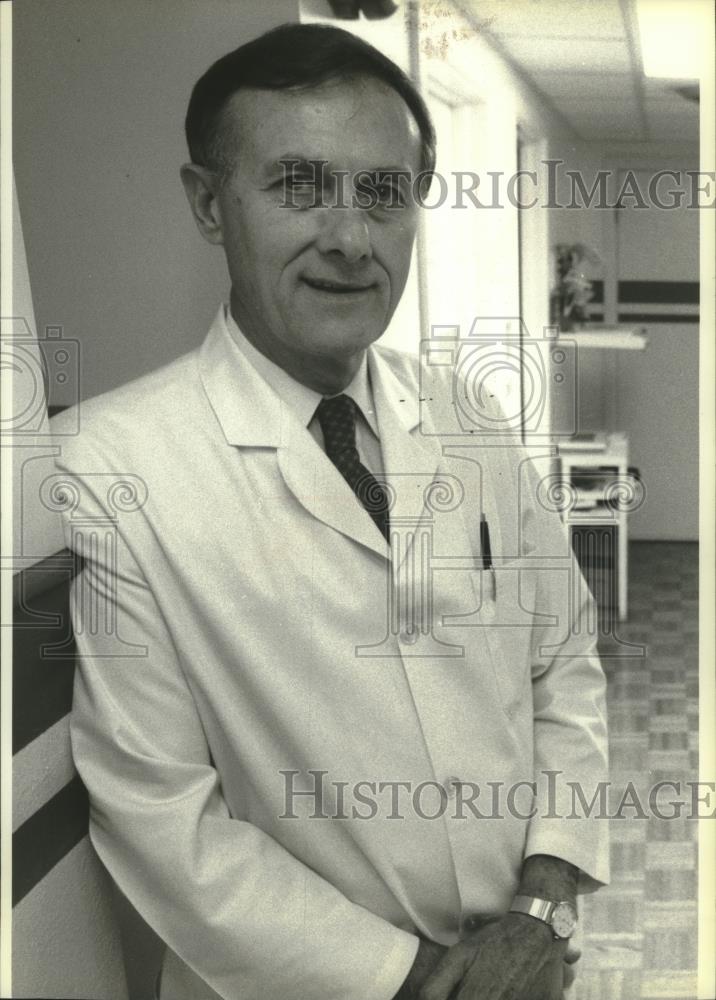 1990 Press Photo Douglas Pierce, starts &quot;CHIP&quot;, a health investment program - Historic Images