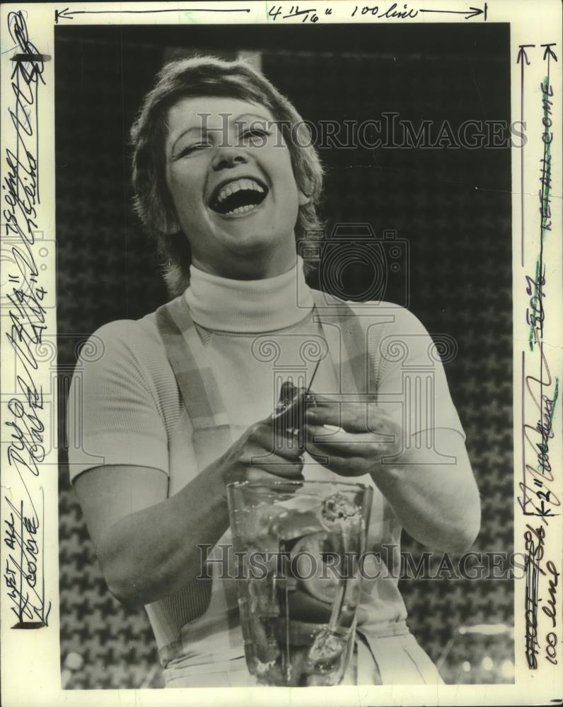 1984 Press Photo Annemarie Huste cuts fruit into a blend at Milwaukee Convention - Historic Images