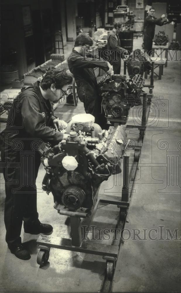 1984 Press Photo A production line at Inland Diesel Inc. Butler in full swing - Historic Images