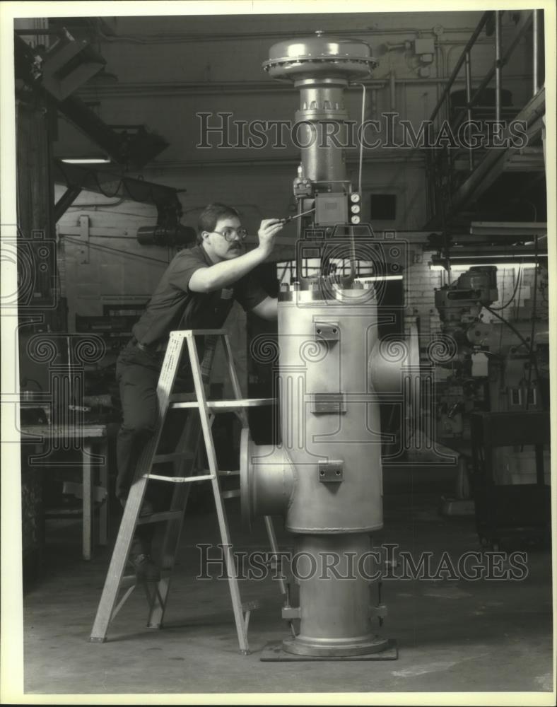 1988 Press Photo David Purdy, Hydro-Thermal Corp., Wauwatosa, Wisconsin - Historic Images