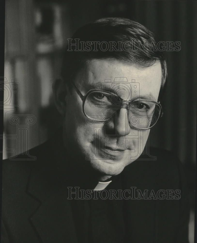 1984 Press Photo Father Jerome Hudziak, Saint Rita&#39;s, Milwaukee - mjb78088 - Historic Images