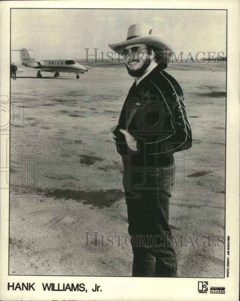 1982 Press Photo Hank Williams, Jr. posing on the tarmac of an airport. - Historic Images