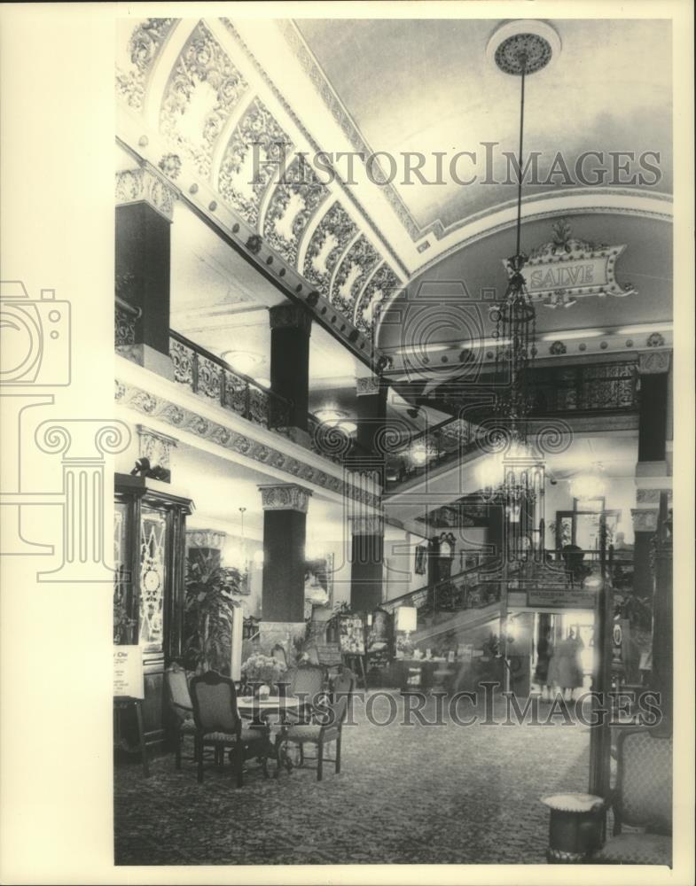 1982 Press Photo Pfister Hotel lobby is grand and elegant, yet comfortable - Historic Images