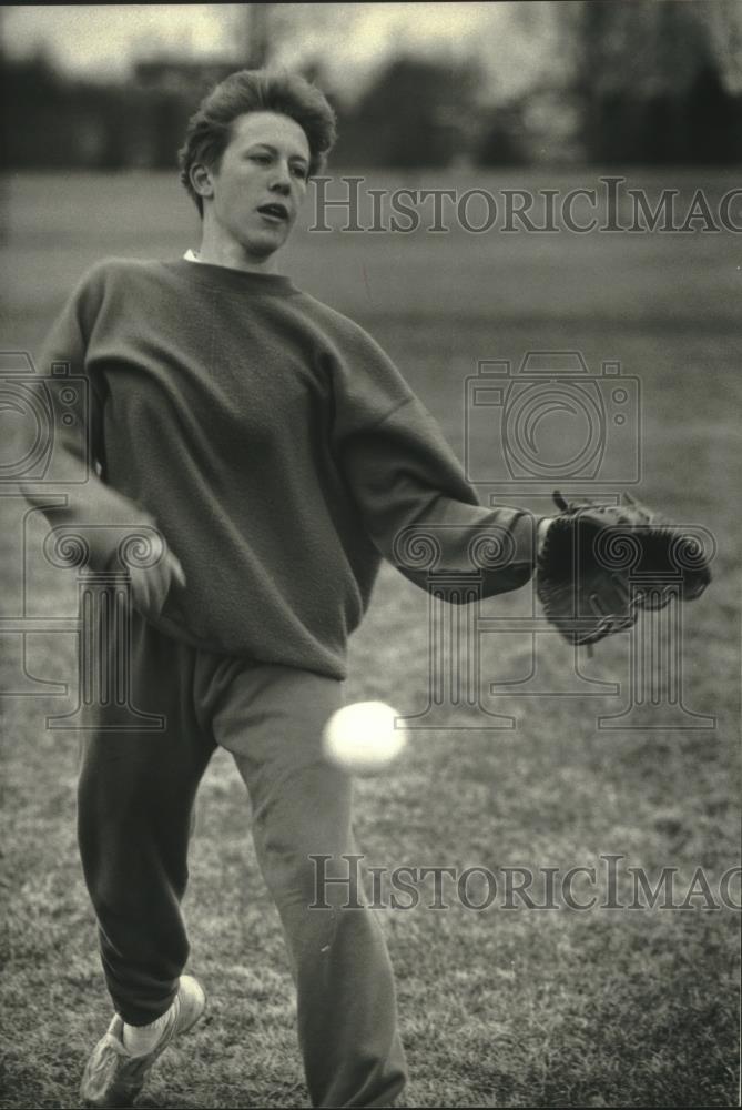 1993 Press Photo Cedarburg&#39;s pitcher Jessie Johnson, Sentinel&#39;s Athlete of Month - Historic Images