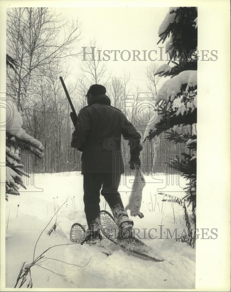 1983 Press Photo Jerry Maronk, of Park Falls, Wisconsin, hunting rabbits - Historic Images