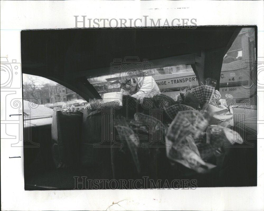 1974 Press Photo Shoppers Stock Up On Bakery Breads - RRV66113 - Historic Images