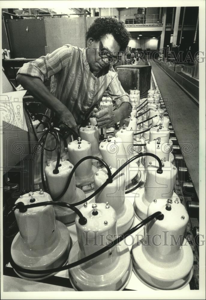 1989 Press Photo Phoenix Products, Inc. David Hottinger, project engineer - Historic Images