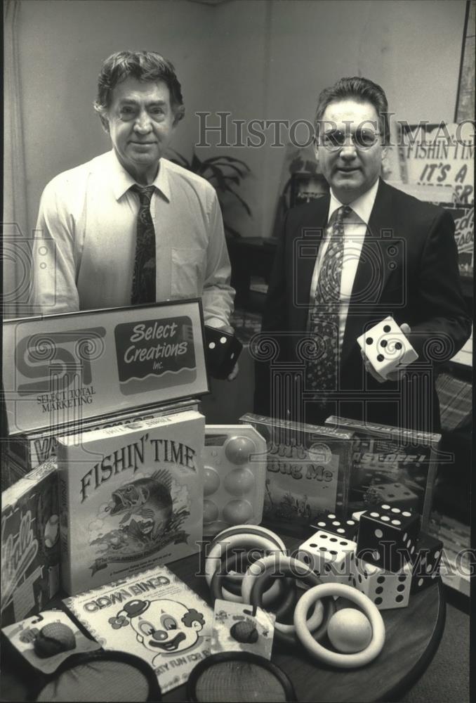 1992 Press Photo Sam Petrovich &amp; Tom Meisenheimer of Select Creations with games - Historic Images