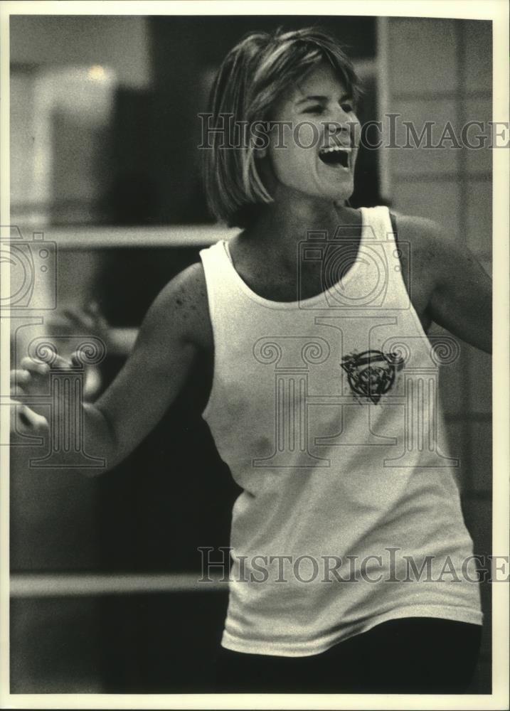 1991 Press Photo Mary Albireo jokes during aerobic class, Menomonee Falls - Historic Images