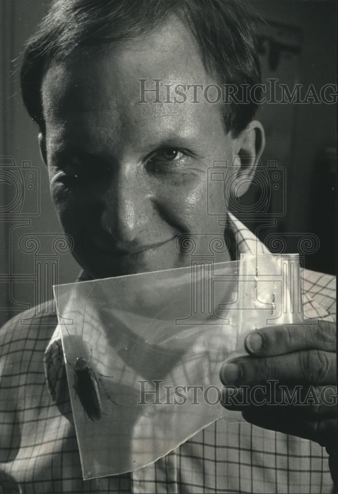 1990 Press Photo Eric Wallner Bags Large Cockroach, Fido - mjb78484 - Historic Images