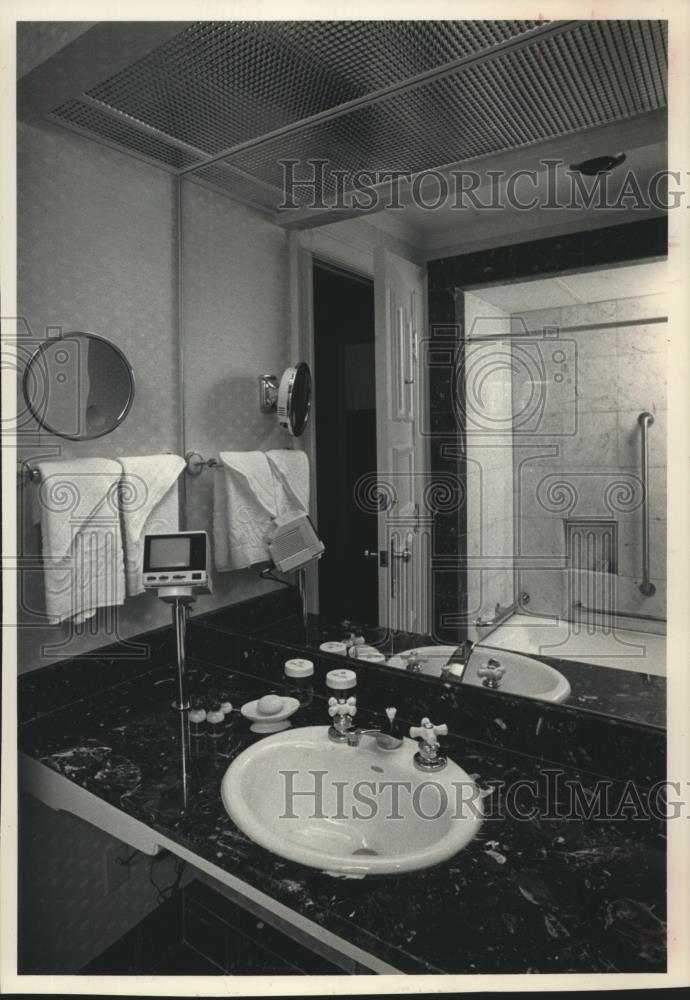 1989 Press Photo Pfister Hotel bathroom in the two-room salon suites - Historic Images