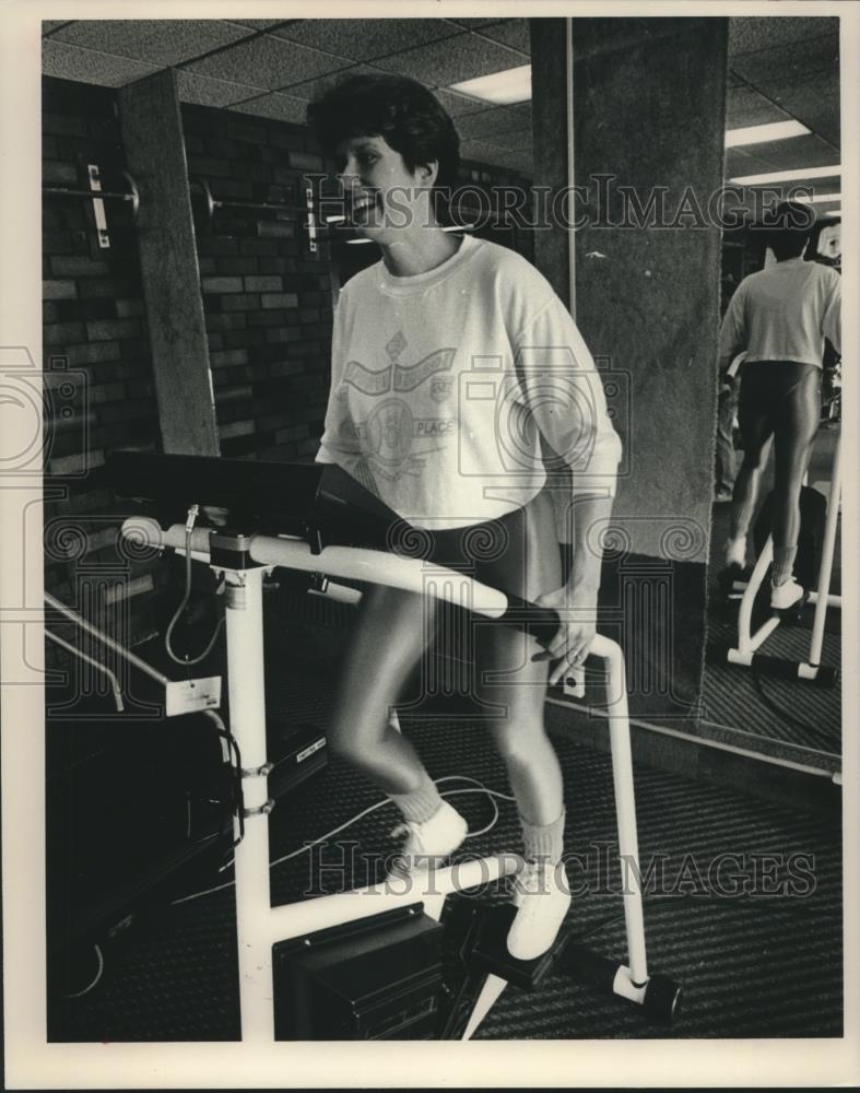 1989 Press Photo Debbie Mair works out - mjb78538 - Historic Images