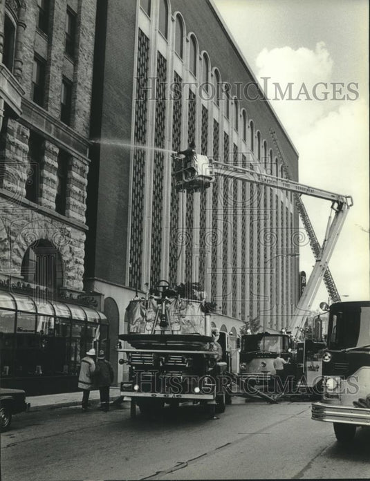 1982 Press Photo Pfister Hotal kitchen fire, two injured - mjb78543 - Historic Images