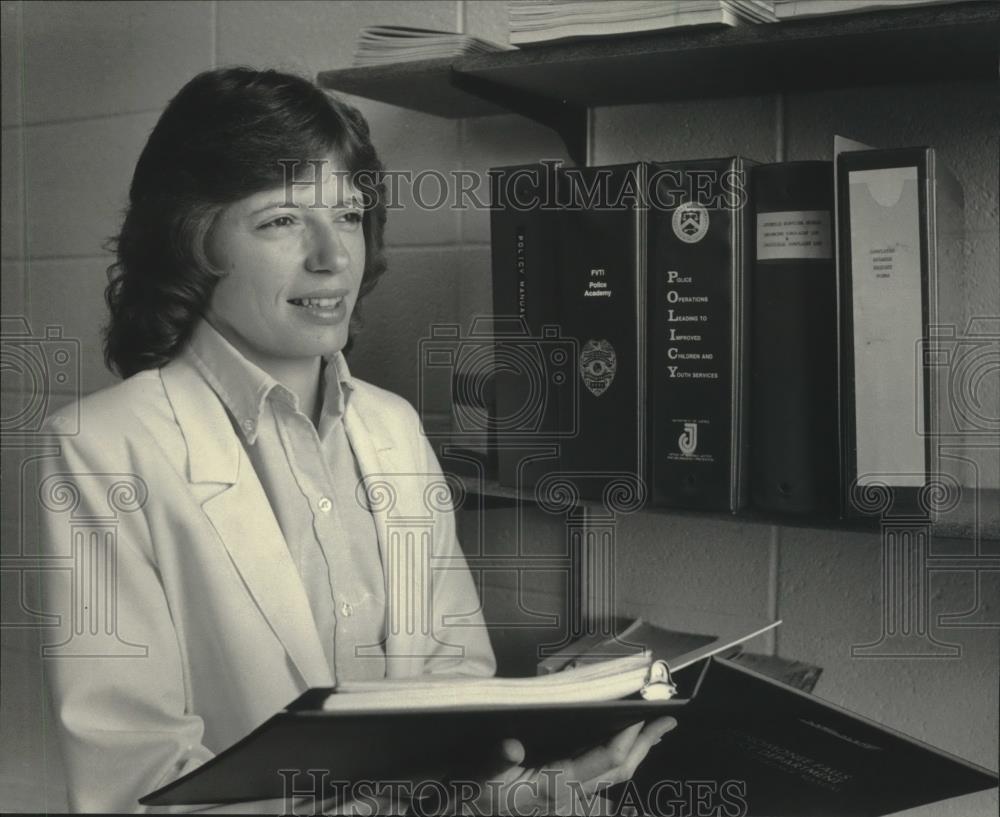 1984 Press Photo Wendy Opichka, Police Social Worker In Menomonee Falls - Historic Images