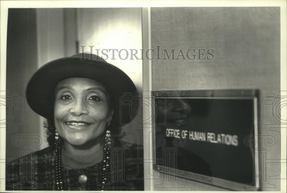 1991 Press Photo Florence Johnson, human relations, Milwaukee Public schools - Historic Images